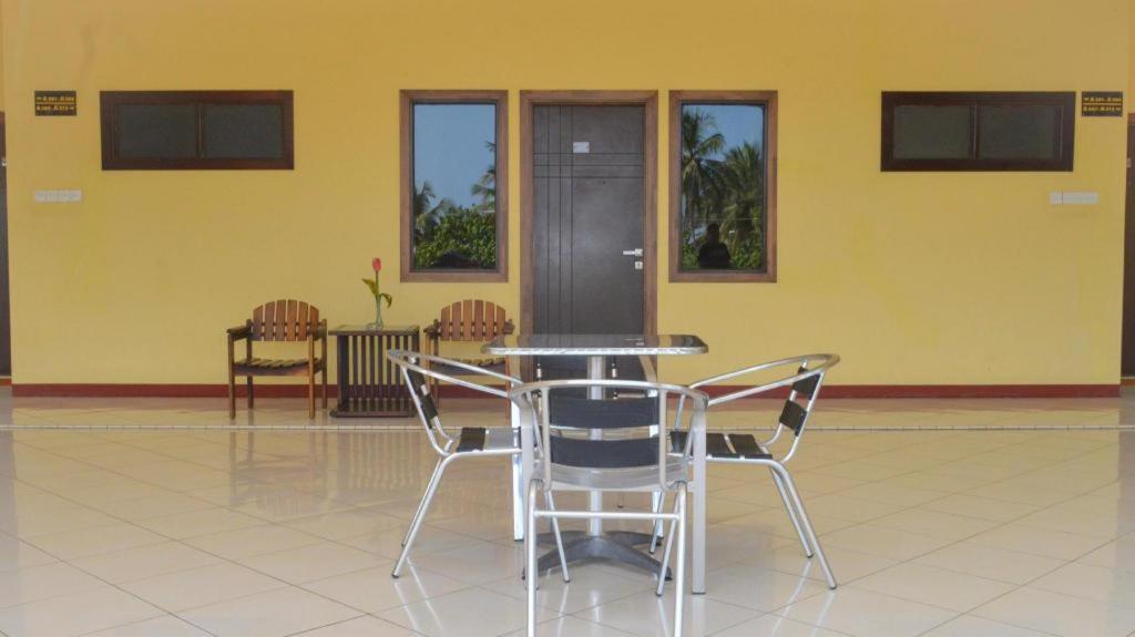 Uni Beach Hotel Pangandaran Kültér fotó