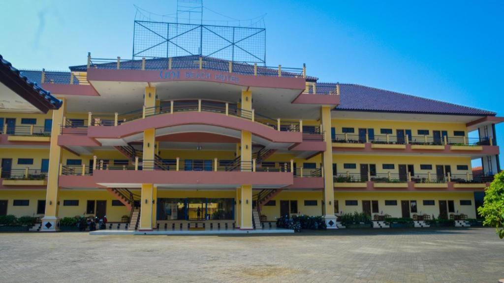 Uni Beach Hotel Pangandaran Kültér fotó